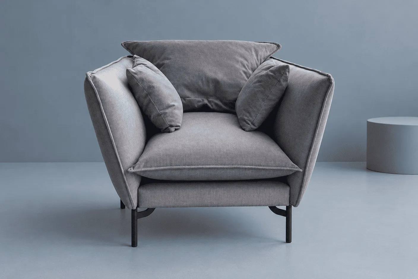 Серое мягкое кресло с высокой спинкой на тёмных ножках